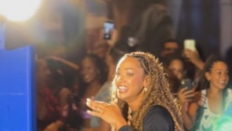 Aline se encontra com fãs em shopping de Salvador