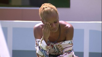 Aline Wirley fala sozinha e chora no gramado do BBB 23