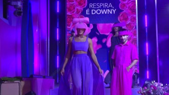 Amaury Lorenzo e Lorena Improtta desfilam com rostos escondidos em festa do BBB 24