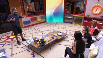 Após a formação do 17º Paredão, Ricardo e Larissa discutem