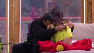 Após discussões entre sisters após pós-formação de Paredão, Mateus consola Vitória Strada