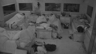 Após madrugada de Festa do Líder, todos dormem no BBB21