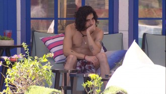 Após madrugada intensa, Fiuk é o único acordado na casa