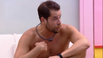 Após Prova do Líder, Gustavo brinca com Lucas no BBB 22