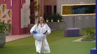 Após tarde de SPA, finalistas recebem champagne no BBB 23