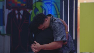 Após voltar do quarto do Barrado no Baile, Vinícius abraça Delma e chora