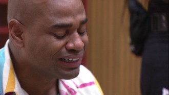 Após voltar do Paredão, Cezar tem crise de choro no BBB 23