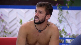 Arthur analisa jogo de Gilberto: 'Vai se debandar para lá'