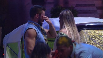 Arthur chora e Sarah o aconselha no BBB21: ‘Deixa rolar’