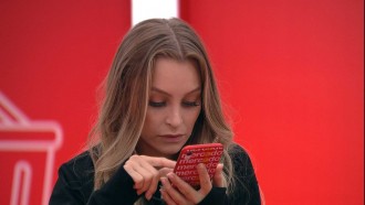 Arthur e Carla Diaz fazem mercado para a Xepa