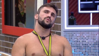 Arthur fala de sister no BBB21 e pede: 'Carlinha, me espera'