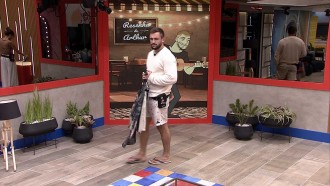 Arthur recebe figurino para a Festa do Líder do BBB21