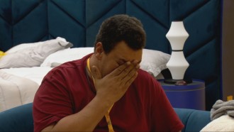 Babu Santana chora sozinho no Quarto do Líder