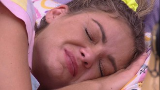 Bárbara chora sozinha no Quarto Lollipop