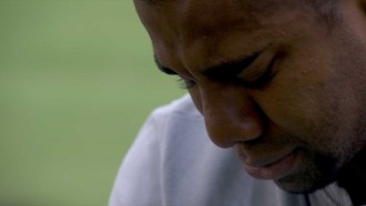 Davi chora sozinho em frente ao Big Fone e canta: 'eu estou desacreditado'