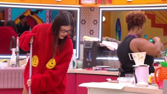 BBB 25: Brothers arrumam casa e cantam 'Vida de Empreguete'