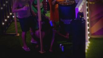 Beijo entre Aline e Thamiris é exibido no Mesacast BBB