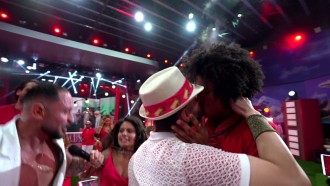 Breno e Marcelo se beijam durante Festa no BBB 26