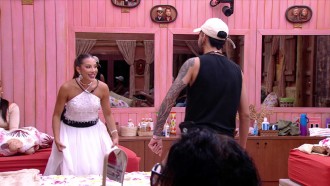 Brother brinca de flertar com Renata e amigos se divertem