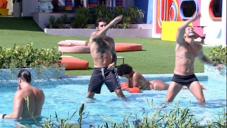 Brother fazem coreografia na piscina do BBB 22