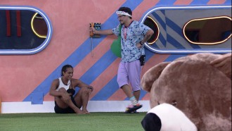 Brothers acampam ao lado do Big Fone no BBB 22