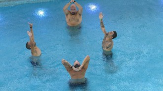 Brothers aproveitam piscina durante chuva no BBB 22