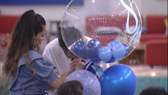 Brothers brincam com balões e cantam música de Roberto Carlos