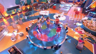 Brothers brincam de estátua na Festa Organnact do BBB21