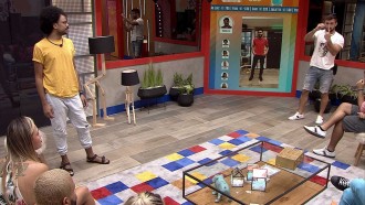 Brothers brincam de mímica na sala do BBB21
