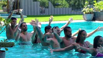 Brothers brincam de nado sincronizado na piscina do BBB 25