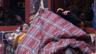 Brothers brincam embaixo do edredom: 'Me deu até calor'