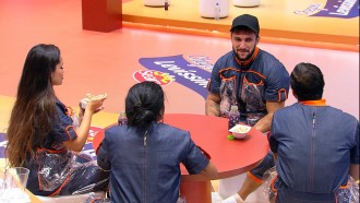 Brothers comem sanduíche na Ação Seara Levíssimo