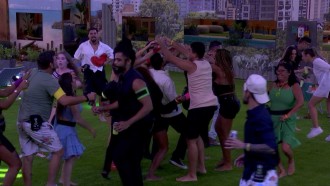 Brothers comemoram início de música na área externa