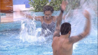 Brothers do BBB 22 aproveitam banho de piscina na chuva