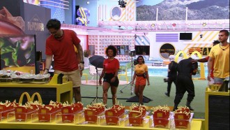 Brothers do BBB 22 recebem lanches do McDonald's durante ação