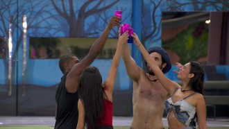 Brothers do Top 4 fazem brinde no BBB 24