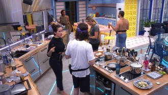 Brothers do Vip fazem comemoração na cozinha: 'Estou rica'