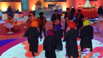 Brothers fazem duelo de dança com bailarinos no BBB 22