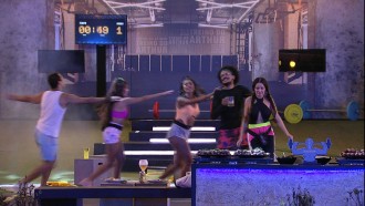 Brothers fazem 'trenzinho do amor' na pista da Festa do Líder