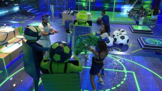 Brothers ganham companhia durante Festa do BBB 24 e Alane diz: 'Eu quero namorar com ele'