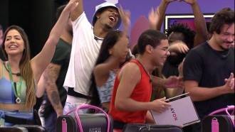 Brothers ganham surpresa da Avon no BBB 22 e comemoram