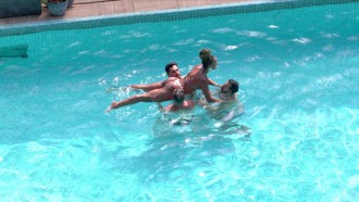 Brothers improvisam 'nado sincronizado' em piscina do BBB 25