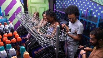 Brothers recebem figurinos da Festa Samsung no BBB21 e vibram