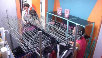 Brothers recebem figurinos para a festa no BBB 22