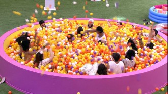 Brothers se divertem em piscina de bolinhas no BBB 22