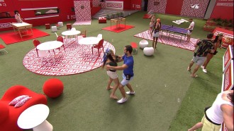 Confinados do BBB21 se divertem na Pool Party Americanas