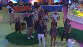 Brothers se juntam para cantar música em festa do BBB21