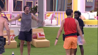 Brothers treinam no gramado da casa