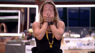 Bruna Griphao chora após discussão com a dupla Larissa