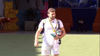 Caio deixa Quarto do Líder no BBB21